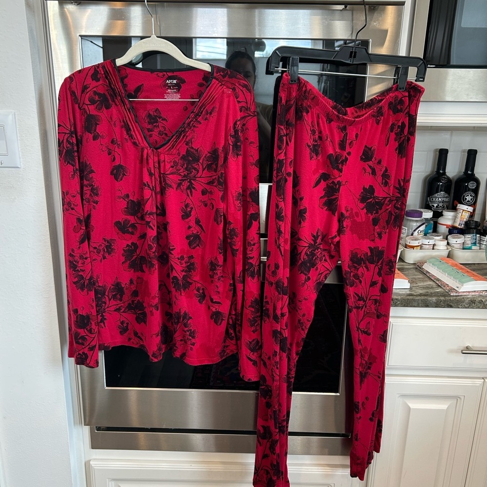 Apt. 9 Red and Black Floral Pajama Set size L has piling but GUC
